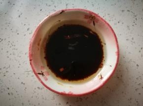 准备味碟，加点生抽，香醋，香油，洋葱油拌匀