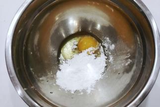 鸡蛋打入干净的盆中，加入糖粉用打蛋器打发至蓬松发白状态；