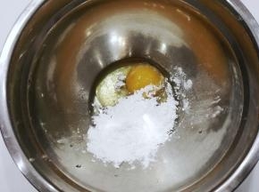 鸡蛋打入干净的盆中，加入糖粉用打蛋器打发至蓬松发白状态；