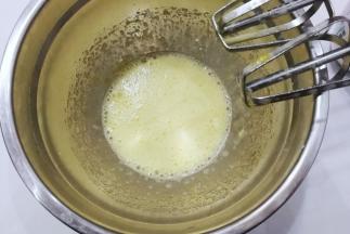 然后玉米油分两次加入，继续打发均匀；