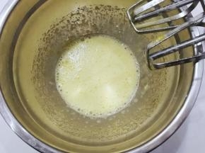 然后玉米油分两次加入，继续打发均匀；
