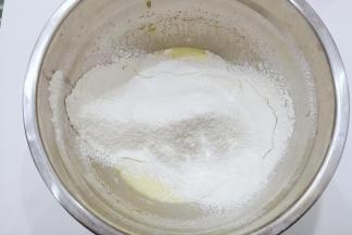 筛入低筋面粉和苏打粉；