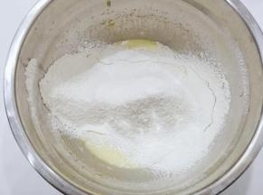 筛入低筋面粉和苏打粉；