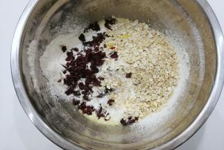 加入燕麦片和蔓越莓干；