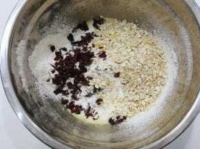 加入燕麦片和蔓越莓干；