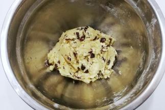 用搅拌刀翻拌均匀，翻拌至没有干粉状态即可；