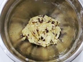 用搅拌刀翻拌均匀，翻拌至没有干粉状态即可；