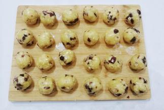 然后把拌好的材料分成每份约15克左右的小剂子，用手稍微搓圆即可，不要过度揉搓哈；