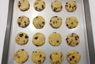 再把小面团用手压扁，依次摆入不粘烤盘中，放入预热好的烤箱中层上下火170度烤约15分钟左右即好；