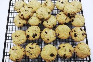 烤好后出炉晾凉，晾凉后密封保存！（晚上做的，光线不好）