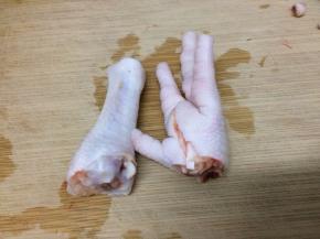 然后一切两段，然后在鸡脚处用刀切一刀，以便入味

