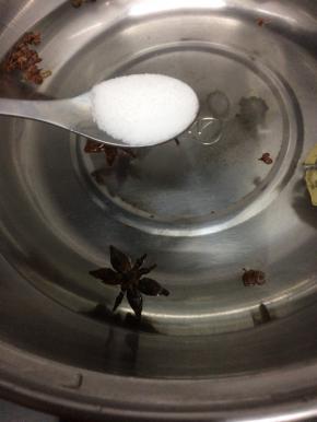 汤锅里加入二碗氺，在把剩下的调料倒入锅中，在放入半勺盐大火烧开，然后关注火晾凉备用
