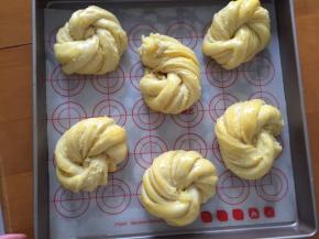 二次发酵完后，刷上蛋黄液，放入预热好的烤箱160度中层，上下火18分钟