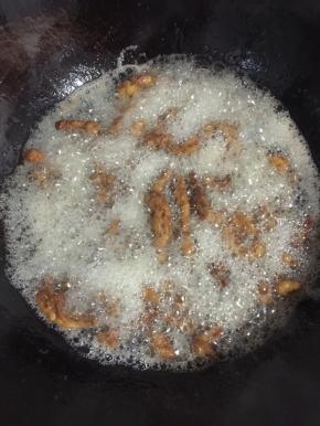 全部炸完以后，再倒进锅里复炸一次！这样炸出来的里脊肉外酥里嫩特别的好吃！