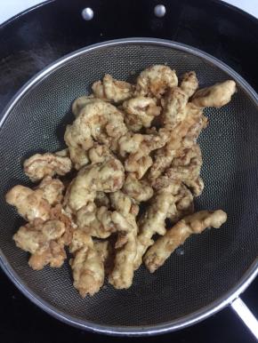 炸至表面金黄色即可捞出！