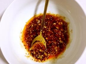 提前准备好料汁儿：少许蒜蓉，少许姜末，一勺盐，两勺生抽，一勺花椒粉，一勺辣椒油，一勺鸡粉，一勺香油搅拌均匀！（喜欢吃酸的还可以加入一勺香醋哦！）