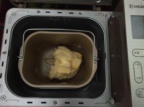 将软化好的黄油放入面包机，和面30分钟