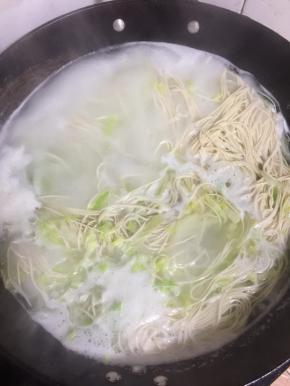 下入挂面煮熟！（煮三分钟左右就好了，如果有新鲜的湿面条做出来更好吃，家里刚好没有了，就直接用挂面做的，也非常美味哦！）