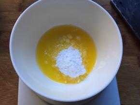 趁面团发酵时做好椰蓉馅，将黄油软化成液状，放入糖粉搅拌均匀