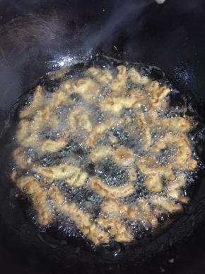 锅烧热倒入适量的油烧至七成热，放入里脊肉中火慢慢的炸！（里脊肉一次不要放的太多，少量多次的炸！这样炸的比较均匀！）
