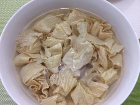 将豆美丝用温水洗净，然后用清水浸泡一个半小时
