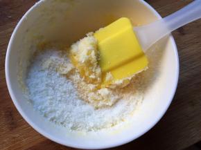 加入椰蓉搅拌均匀