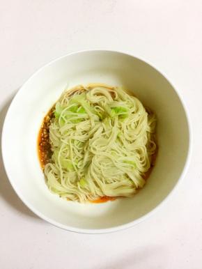 煮好的面条捞入装有料汁儿的碗中！