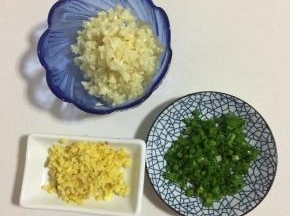 蒜瓣剁成蒜蓉，生姜切成末，葱切成葱花备用！