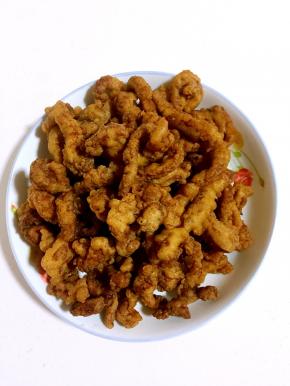 炸好的里脊肉捞出沥干油份备用！