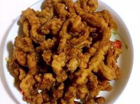 炸好的里脊肉捞出沥干油份备用！