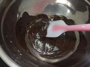 让混合溶液冷却到30度左右，加入全蛋液和香草精拌匀