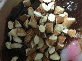 倒入杏仁拌匀