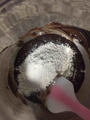 筛入高筋粉，拌到无干粉状态