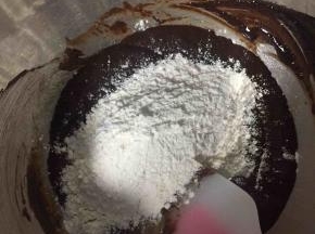 筛入高筋粉，拌到无干粉状态