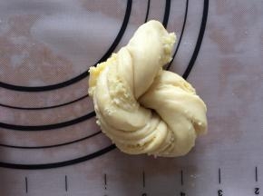 像打活结似的扭在一起，左边面团转下去，从中间拉上来一点