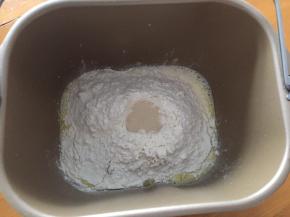 将黄油以上的全部材料放入面包机，和面20分钟