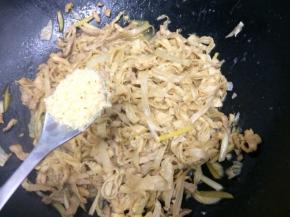 在放入自制的虾粉炒均匀即可，关火出锅
