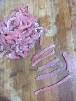 里脊肉清洗干净后，切成筷子粗的条备用！