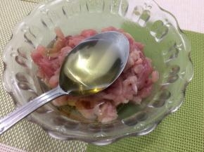 在倒入一勺油