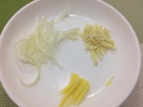 将葱、姜、蒜切丝备用
