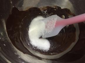 盆子离开热水，趁热加入砂糖，搅拌到融化