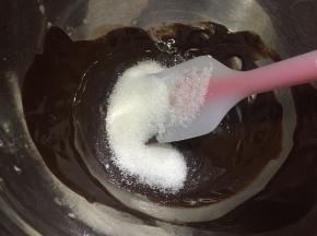 盆子离开热水，趁热加入砂糖，搅拌到融化