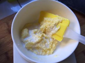 倒入纯牛奶搅拌，让椰蓉馅充分吸收，椰蓉馅就做好了，盖上保鲜膜待用