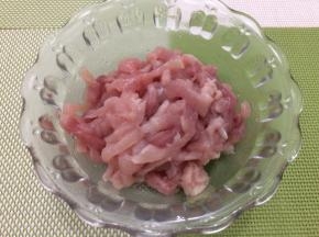 肉洗净切成薄片，然后在切成丝
