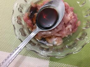 在倒入一勺生抽