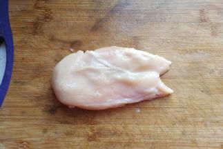 鸡胸肉一块先洗净；