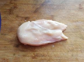 鸡胸肉一块先洗净；
