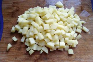 土豆两个洗净去皮，也切成细丁；