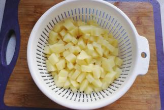 然后用清水冲洗几次，洗去多余淀粉；