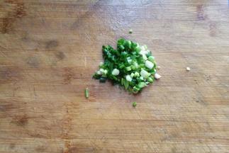 葱少许切末备用；